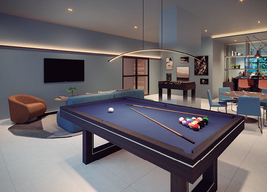 Salão de jogos com mesa de sinuca, pebolim, TV, mesa de carteado e bar ao fundo