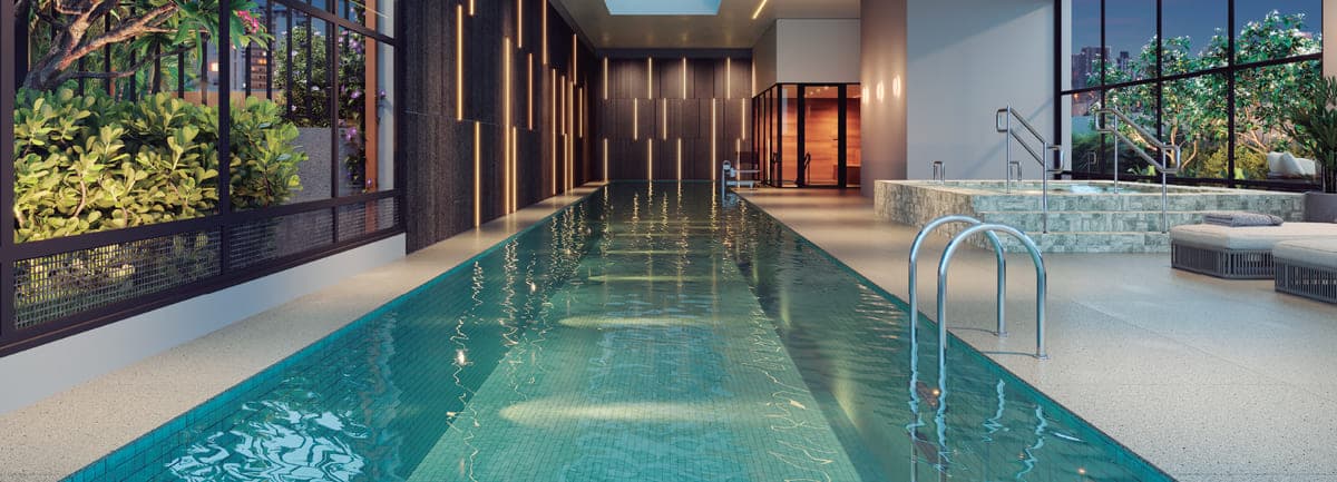 Piscina coberta com raia e spa elevado, cercada por vidros com vista da cidade