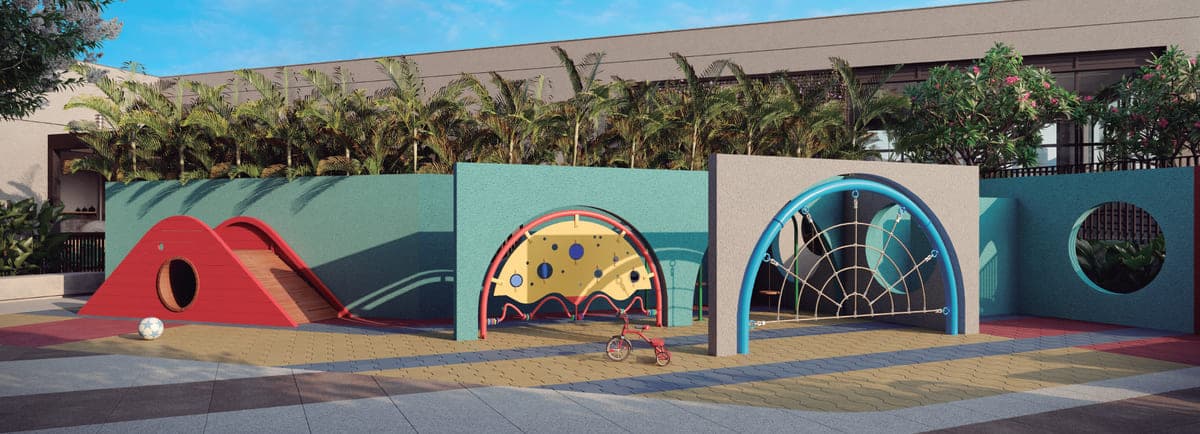 Playground externo com escorregador, painel lúdico e teia de corda, cercado por palmeiras